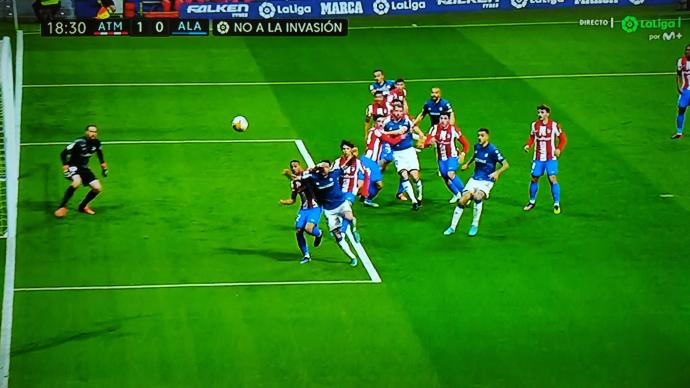 Acción en la que Renan Lodi golpea a Edgar.