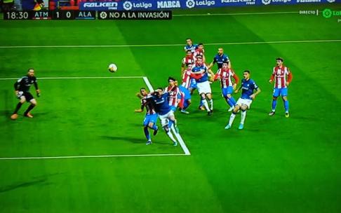 Acción en la que Renan Lodi golpea a Edgar.