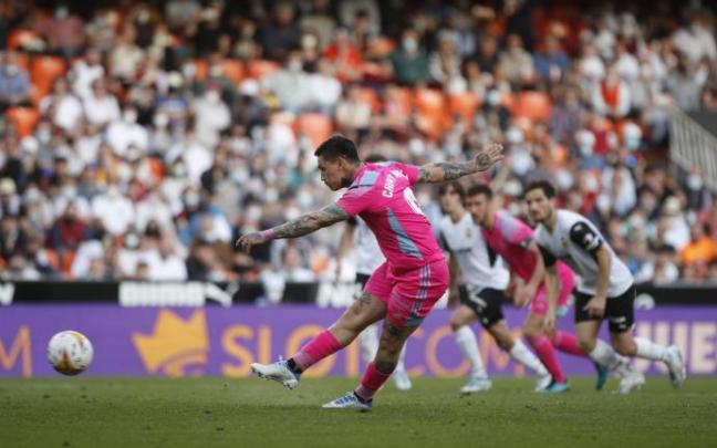 El Chimy golpe para marcar el penalti