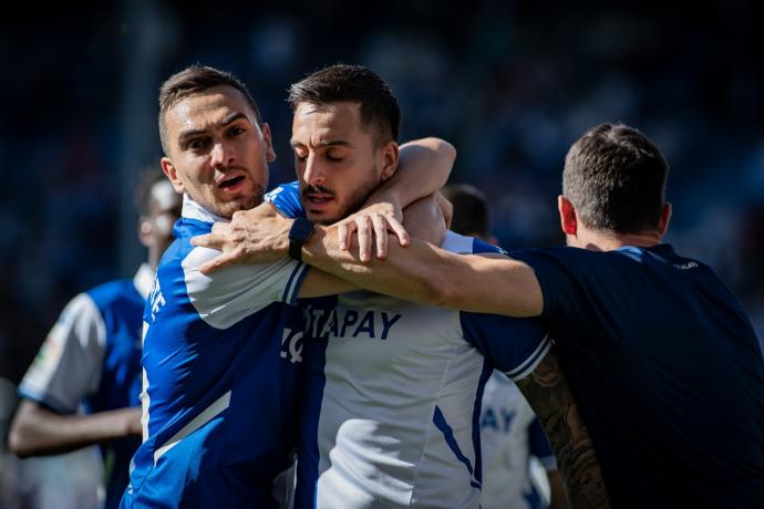 Escalante y Joselu celebran el gol frente al Rayo.