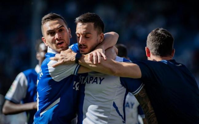 Escalante y Joselu celebran el gol frente al Rayo.