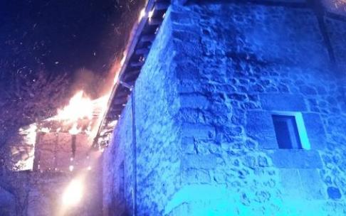 En la imagen se pueden ver las llamas en una vivienda de Villanueva de Valdegovía, en un incendio esta madrugada.