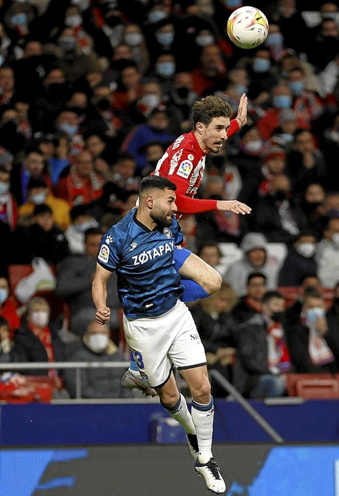 Vrsaljko despeja de cabeza ante el acoso del albiazul Duarte. Foto: Efe