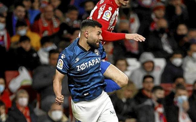 Vrsaljko despeja de cabeza ante el acoso del albiazul Duarte. Foto: Efe