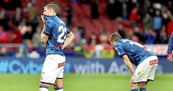 Florian Lejeune y Escalante, decepcionados al término del partido entre el Atlético de Madrid y el Alavés (4-1). Foto: Área 11