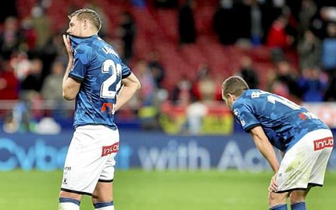 Florian Lejeune y Escalante, decepcionados al término del partido entre el Atlético de Madrid y el Alavés (4-1). Foto: Área 11
