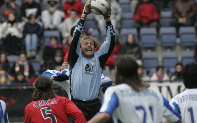 Francesc Arnau, en un partido ante Osasuna con el Málaga en 2005. Francesc Arnau, en un partido ante Osasuna con el Málaga en 2005.