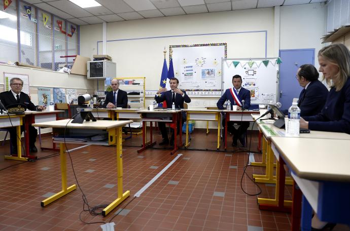 Macron, entre Blanquer y Olive, participando en una vídeoconferencia con alcaldes y directores de colegios.