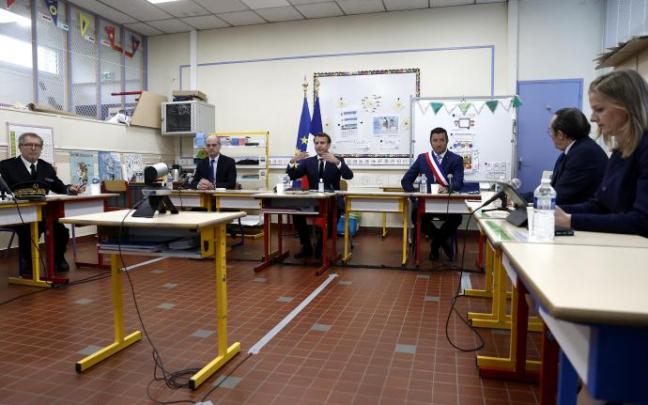 Macron, entre Blanquer y Olive, participando en una vídeoconferencia con alcaldes y directores de colegios. Macron, entre Blanquer y Olive, participando en una vídeoconferencia con alcaldes y directores de colegios.
