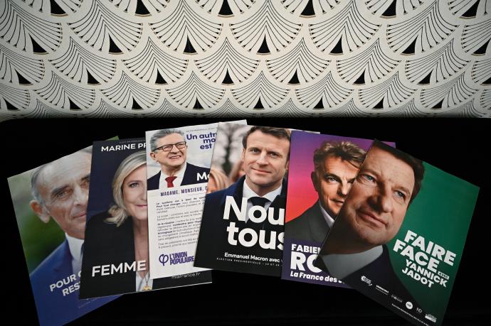 La primera vuelta de los comicios presidenciales enfrenta Emmanuel Macron con una terna de más de una decena de candidatos