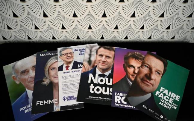 La primera vuelta de los comicios presidenciales enfrenta Emmanuel Macron con una terna de más de una decena de candidatos