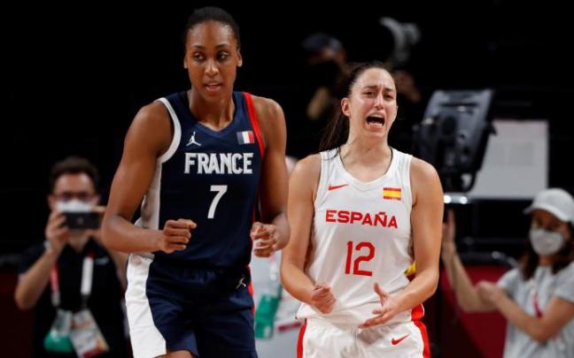 Maite Cazorla se lamenta ante la francesa Sandrine Gruda tras perder un balón.
