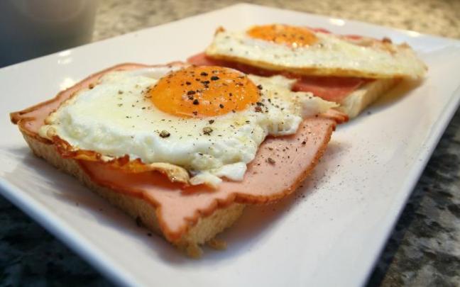 El huevo frito, el rey de la sencillez gastronómica que necesita mimos para dar lo mejor de sí. El huevo frito, el rey de la sencillez gastronómica que necesita mimos para dar lo mejor de sí.