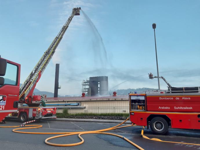 Bomberos actuando en la fábrica de Llodio.