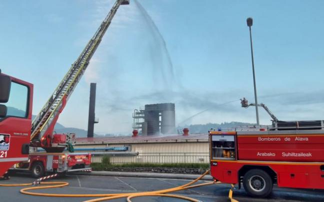 Bomberos actuando en la fábrica de Llodio.
