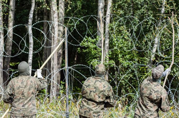 Militares refuerzan la seguridad en la fronteras entre Bielorrusia y Polonia