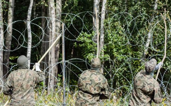 Militares refuerzan la seguridad en la fronteras entre Bielorrusia y Polonia Militares refuerzan la seguridad en la fronteras entre Bielorrusia y Polonia