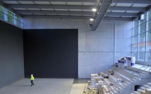 El espacio deportivo cuenta con casi 13 metros de altura por 30 metros de longitud y más de 20 metros de ancho incluyendo el graderío.