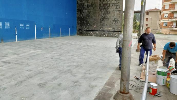 Las labores de reparación del suelo del frontón han supuesto un coste de 4.500 euros.