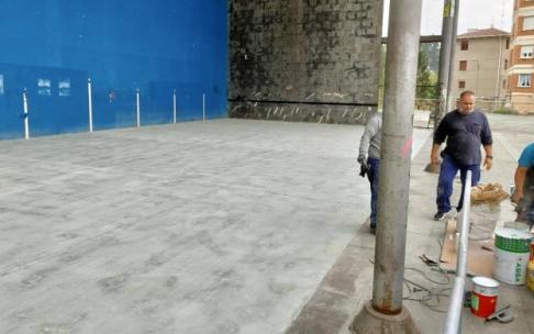 Las labores de reparación del suelo del frontón han supuesto un coste de 4.500 euros.