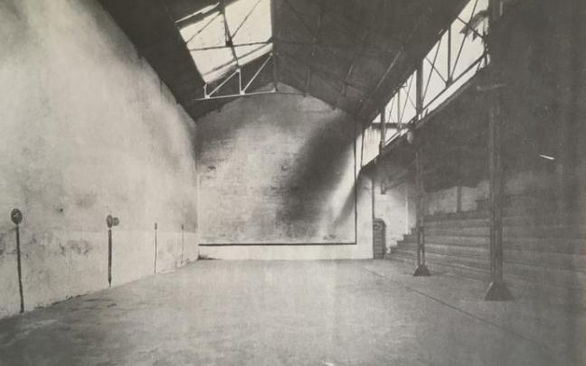 El interior del frontón Moderno en 1954.