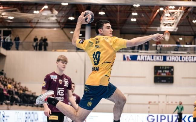 Julen Mujika dispara ante la portería alemana Julen Mujika dispara ante la portería alemana