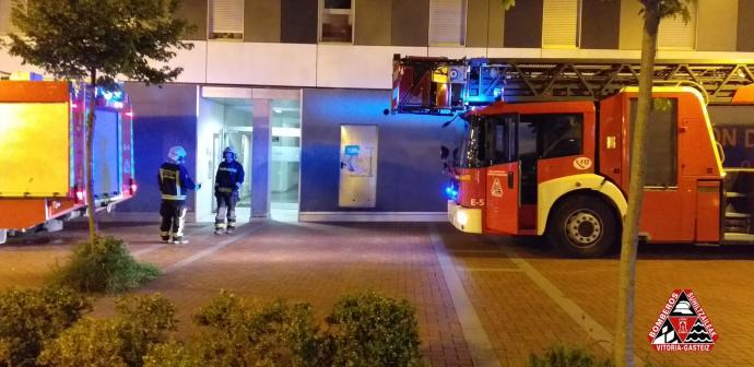 Bomberos en el exterior de la vivienda