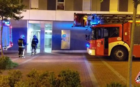 Bomberos en el exterior de la vivienda