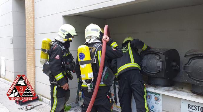 Bomberos tras sofocar el fuego