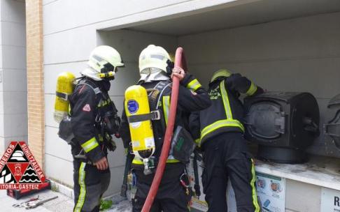 Bomberos tras sofocar el fuego
