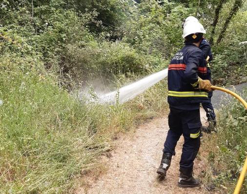 Labores de extinción en Maeztu de los Bomberos Forales de Álava.