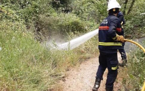 Labores de extinción en Maeztu de los Bomberos Forales de Álava.
