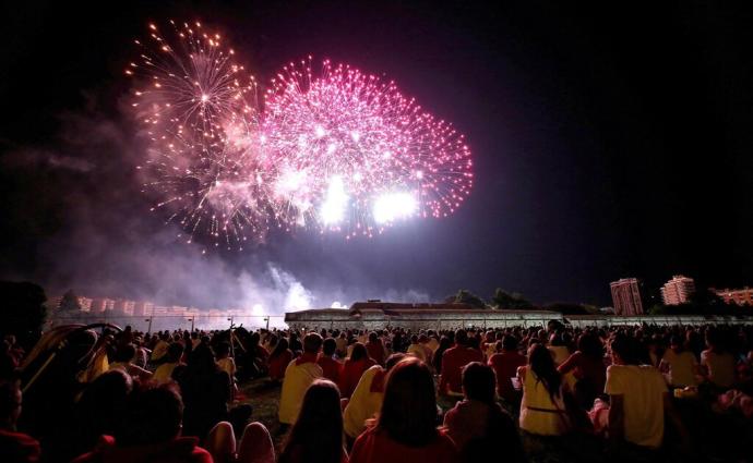 Público observando los fuegos artificiales de la pirotecnia Turís, durante el XIX Concurso Internacional de Fuegos Artificiales