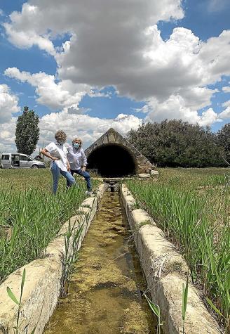 La 'Fuente de Piedra', situada en un camunal próximo a la carretera que une Los Arcos con Lazagurría, cuenta con una estructura y un abrevadero de casi 70 metros de facturas neoclásicas.