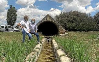 La 'Fuente de Piedra', situada en un camunal próximo a la carretera que une Los Arcos con Lazagurría, cuenta con una estructura y un abrevadero de casi 70 metros de facturas neoclásicas.