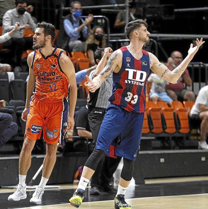 Kalinic, el verdugo del Baskonia, celebra una acción ante la impotencia de Polonara. Foto: ACB Photo/Miguel Ángel Polo