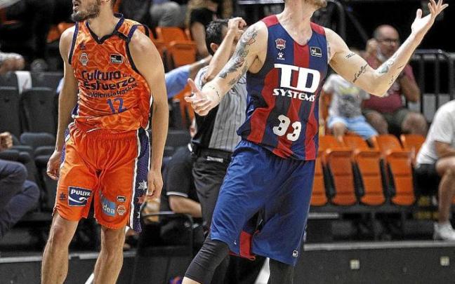 Kalinic, el verdugo del Baskonia, celebra una acción ante la impotencia de Polonara. Foto: ACB Photo/Miguel Ángel Polo