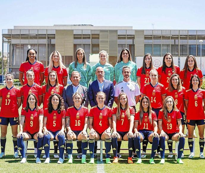 España, con la única guipuzcoana Irene Paredes en el centro, posó ayer en Las Rozas. Foto: RFEF