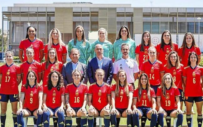España, con la única guipuzcoana Irene Paredes en el centro, posó ayer en Las Rozas. Foto: RFEF