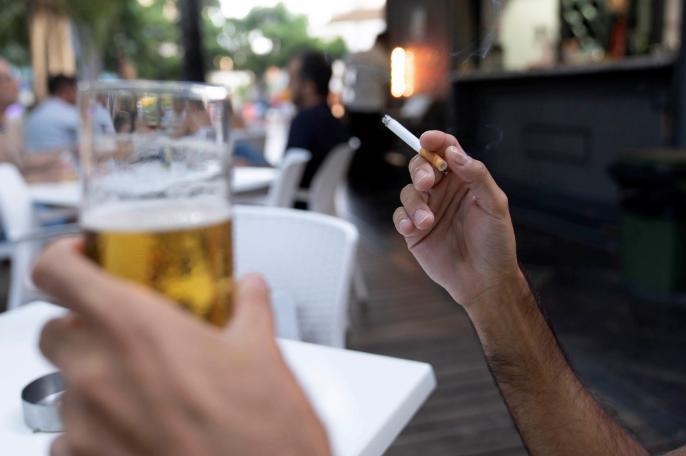 Sanidad propondrá prohibir fumar en las terrazas aunque haya distancia