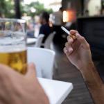 Sanidad propondrá prohibir fumar en las terrazas aunque haya distancia