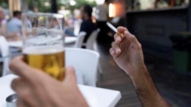Sanidad propondrá prohibir fumar en las terrazas aunque haya distancia