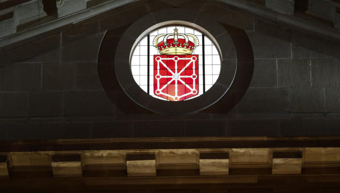 Vista del escudo de Navarra en la fachada de Diputación.