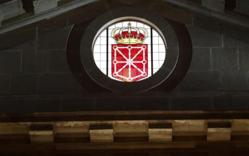 Vista del escudo de Navarra en la fachada de Diputación. Vista del escudo de Navarra en la fachada de Diputación.