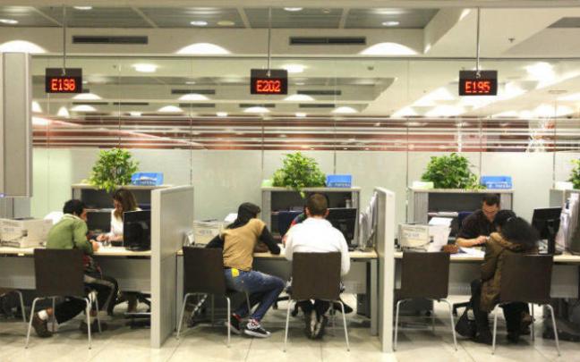 Funcionarios vascos atienden a varios ciudadanos.