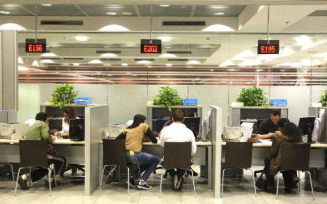 Funcionarios atienden a varios contribuyentes en la campaña de la renta. Funcionarios atienden a varios contribuyentes en la campaña de la renta.