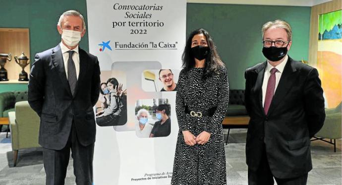 Juan Pedro Badiola, director territorial Norte de CaixaBank; Sonia Sáenz, delegada de la Fundación en Euskadi; y Marc Simón, subdirector general de Fundación La Caixa. Foto: O. M. Bernal