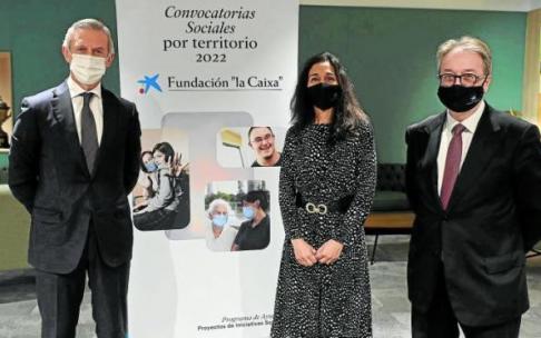 Juan Pedro Badiola, director territorial Norte de CaixaBank; Sonia Sáenz, delegada de la Fundación en Euskadi; y Marc Simón, subdirector general de Fundación La Caixa. Foto: O. M. Bernal