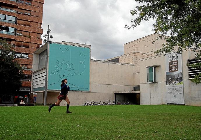 Edificio de Civican, que alberga la sede de Fundación Caja Navarra. Foto: Iñaki Porto