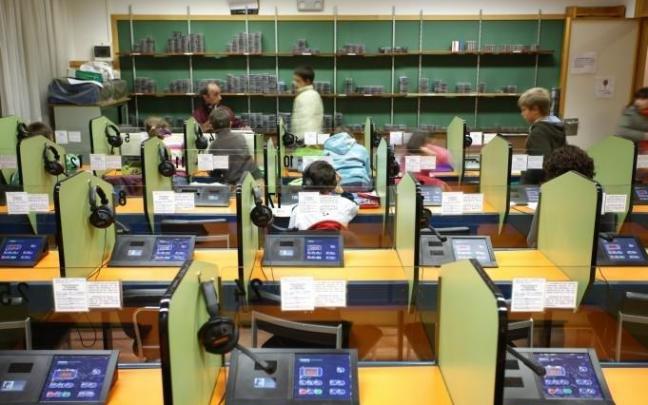 Alumnado de Fundación Idiomas utilizando material informático.